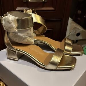 Gold dress shoes 9.5 block heel